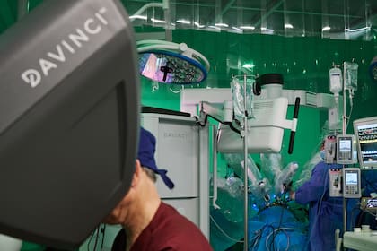 Durante la intervención, los instrumentos robóticos, de apenas 8 milímetros, replican con gran precisión los movimientos de las manos del cirujano, ubicado a varios metros de distancia