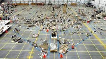 Durante la investigación, la NASA colocó los restos recuperados en un dibujo a escala real del shuttle.