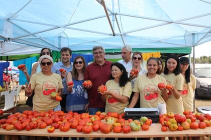 Durante la jornada de la Fiesta del Tomate estuvieron presente varias autoridades provinciales 
