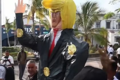 Durante la jornada, los manifestantes realizaron la quema de una piñata alusiva a Donald Trump