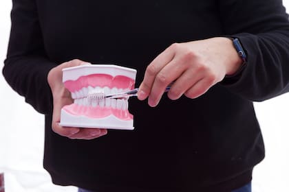 Durante la jornada se brindaron demostraciones para una correcta limpieza bucodental.