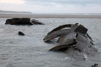 durante la marea baja son visibles los restos del casco del sumergible UC61