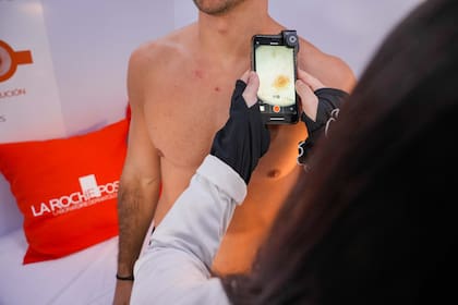 Durante la Media Maratón, más de 90 corredores y corredoras accedieron a chequeos gratuitos de lunares.