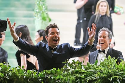 Durante la Met Gala, Jimmy Fallon aprovechó para ponerse al día con Jerry Seinfield. En una entrevista, el comediante de la famosa sitcom que lleva su nombre compartió una extraña teoría. “Jimmy y yo tenemos esto: cuando dos celebridades se toman una foto juntas, la sonrisa más grande es la estrella más pequeña. Si estás más emocionado que la otra persona, eso significa que eres la celebridad más pequeña”, bromeó