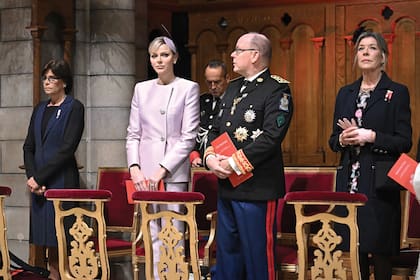 Durante la misa se sentaron junto a las hermanas de Alberto, las princesas Estefanía y Carolina.