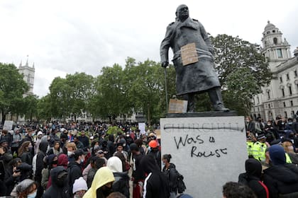 La estatua de Winston Churchill, el héroe de la resistencia británica a los nazis, fue otra víctima del clima de intolerancia
