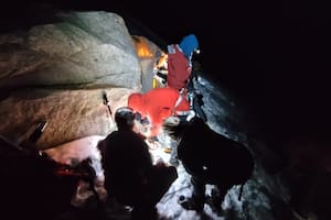 El riesgoso operativo a través de las grietas de un glaciar para rescatar a dos escaladoras heridas