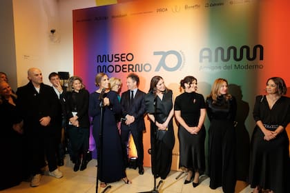 Durante la noche, Florencia Perotti, presidenta de la Asociación Amigos del Moderno, invitó al público presente a recorrer las salas de exposiciones, a "disfrutar de las obras y sentirlas propias", resaltando su condición de patrimonio público