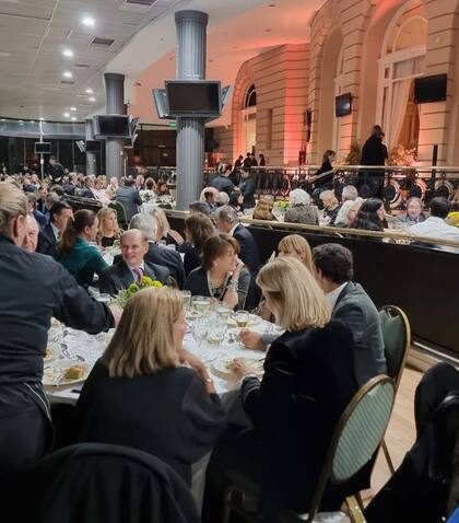 Durante la noche hubo rifas, sorteos e importantes premios: alhajas de Santino Joyas, obras de arte, productos de Rossi & Carusso y estadías en el Four Seasons Hotel Buenos Aires.