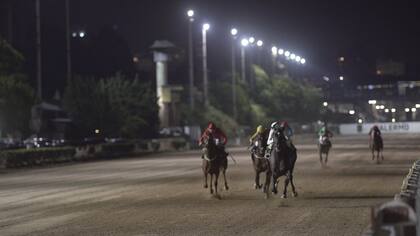Durante la noche los invitados disfrutaron de la carrera. Todo lo recaudado en el Grand Prix Baron B - Édition Solidarité 2022 será a beneficio de la Red Argentina de Bancos de Alimentos. La asociación agrupa a 25 bancos y ya en 2022 entregaron más de 16 millones de kilos de alimentos a través de casi 5.000 organizaciones comunitarias.