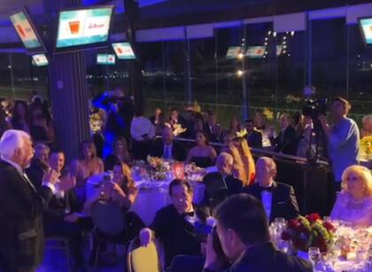 Durante la noche, los invitados disfrutaron de un show musical de Raúl Lavie. Mirtha Legrand aplaudió el tema que "Gracias Buenos Aires", donde el cantante recitó "Pinky, Yo, la viuda y el guerrero
y el montón de garroneros que almuerzan con la Legrand. Gracias Buenos Aires muchas gracias, yo soy parte de tu pueblo, yo te debo lo que soy"