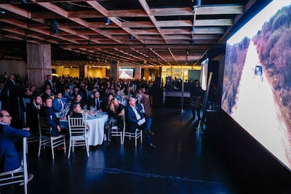 Durante la noche se presentaron los proyectos y las obras de Haciendo Camino. La velada de este año se realizó bajo el lema “Estamos a tiempo”