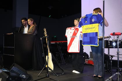 Durante la noche se subastaron una camiseta de River Plate firmada por Marcelo Gallardo y el plantel, y una de Boca Juniors