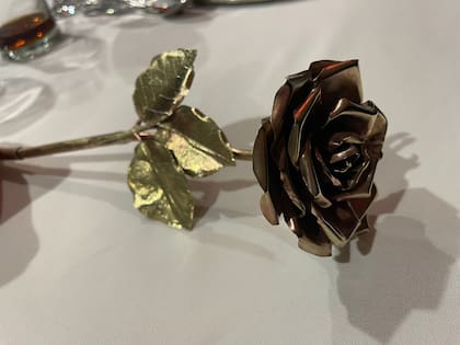 Durante la noche solidaria, Julián Weich fue el encargado de subastar una rosa de bronce creada por Juan Carlos Pallarols "con materiales de las guerras actuales, desde Palestina a Rusia"