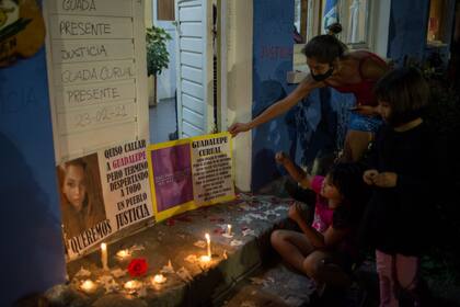 Durante la noche un grupo de vecinos se concentro fuera de la comisaria 28 de Villa La Angostura
