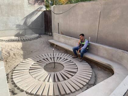 Durante la obra, la plaza circular comienza a tomar forma: las losas de concreto se disponen una a una, anticipando un espacio pensado para la pausa, la reunión y el recorrido dentro del jardín.