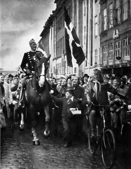 Durante la ocupación, Christian X se convirtió en un fuerte símbolo de la independencia nacional. Esta fotografía fue tomada el día del cumpleaños del Rey en 1940. No está acompañado por guardias.