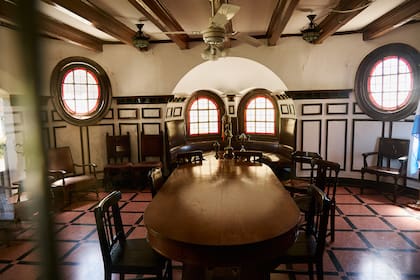 Durante la pandemia, el edificio sufrió actos de vandalismo: rompieron vitrales centenarios para extraer el plomo. Con más de un siglo de historia, la sede es patrimonio arquitectónico y requiere restauración especializada.