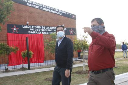 Durante la pandemia, Jorge Capitanich recorrió con Emerenciano Sena el barrio del piquetero