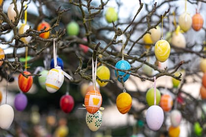 Durante la Pascua, los niños suelen decorar huevos duros