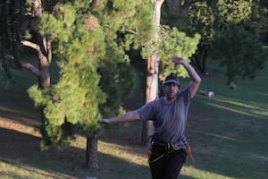 Durante la práctica de slackline mantener el equilibrio requiere control del cuerpo y la respiración