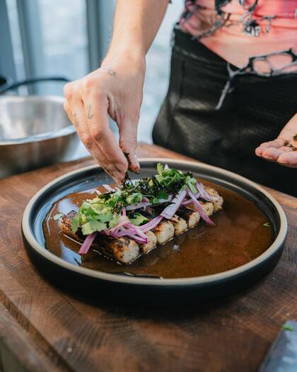 Durante la preparación del plato, María Becerra se animó a comer bichos (imagen ilustrativa)