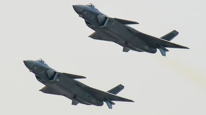 Durante la presentación, dos de estos aviones volaron ante miles de espectadores y representantes militares de todo el mundo