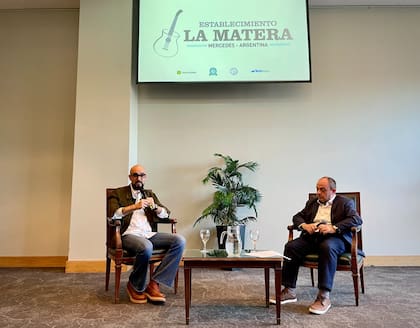 Durante la presentación en la Rural, Pintos junto al periodista Juan Martín Melo