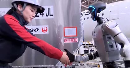 Durante la presentación, los robots humanoides interactuaron con los empleados del aeropuerto