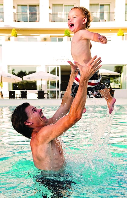 Durante la producción, el pequeño quiso meterse a la pileta; su papá accedió y disfrutaron de una lindísima tarde entre hombres