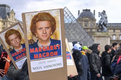 Durante una protesta Emmanuel Cron fue comparado con Margaret Tacher, primera ministra del Reino Unido de 1979 a 1990