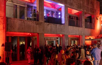 Durante la recepción con DJ set en vivo.