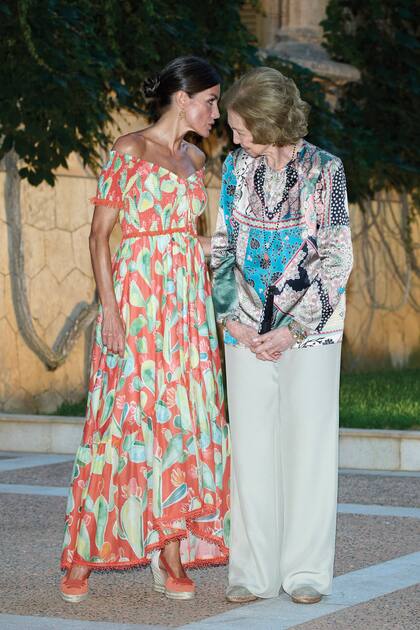 Durante la recepción en el Palacio Marivent la Reina lució un vestido de la firma Charo Ruiz con estampado de cactus. Su suegra prefirió una blusa que combinaba diferentes estampados y colores y un pantalón beige. Siempre juntas, compartieron risas y secretos.