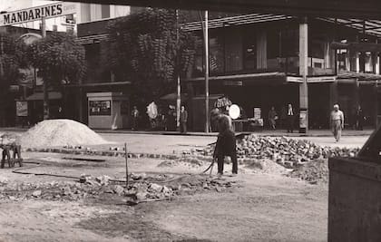 Durante la repavimentación de la avenida Cabildo se observa detrás la Galería Juramento