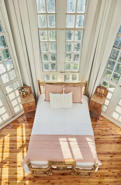 Durante la restauración, se reemplazaron por completo las ventanas de hierro galvanizado pintadas de blanco.