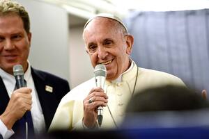 El papa Francisco contó por qué casó a la pareja de tripulantes en pleno vuelo