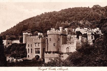 Durante la Segunda Guerra Mundial (1939-1945), el gobierno británico utilizó el castillo para albergar a 200 refugiados judíos que huían de la persecución nazi.