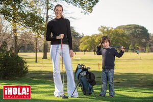 Lara Bernasconi y su hijo Iñaki Álvarez Castillo, de cuatro años, juegan juntos al golf