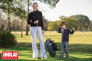 Lara Bernasconi y su hijo Iñaki Álvarez Castillo, de cuatro años, juegan juntos al golf