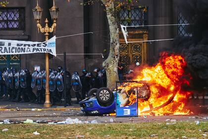 Durante la sesión del Senado que trata los proyectos de Ley de Bases y Paquete Fiscal en las inmediaciones se sucedieron hechos violentos entre las fuerzas de seguridad y gente que no tenía que ver con los movimientos que se manifestaban. Muchos militantes trataron parar a los que arrojaban piedras y quienes fueron la excusa para las fuerzas que reprimieron a todos.