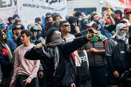 Durante la sesión del Senado que trata los proyectos de Ley de Bases y Paquete Fiscal en las inmediaciones se sucedieron hechos violentos entre las fuerzas de seguridad y gente que no tenía que ver con los movimientos que se manifestaban. Muchos militantes trataron parar a los que arrojaban piedras y quienes fueron la excusa para las fuerzas que reprimieron a todos.