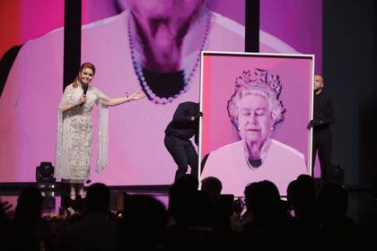 Durante la subasta de la gala de amfAR, Sarah Ferguson presentó una fotografía que el artista Chris Levine realizó de la reina Isabel II en 2008. “Era mi suegra”, dijo la duquesa de York sobre la obra, con la que se recaudó más de 500 mil dólares para la Fundación creada por Elizabeth Taylor.