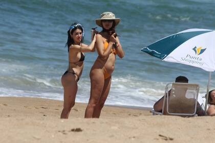 Durante la tarde del martes, Lali disfrutó de la playa junto a un grupo de amigas y amigos