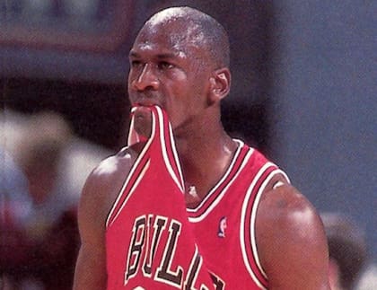 Durante la temporada 96-97, los jugadores llevaban un parche dorado conmemorativo por el 50° aniversario de la NBA, en lugar del logotipo habitual (Imagen de Pinterest)