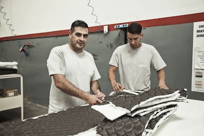 Durante la última etapa del proceso, cuando se juntan las partes, se cubren los laterales.