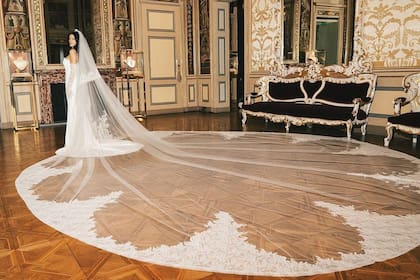 Durante la última prueba del traje, Oriana posa con el imponente velo catedral desplegado en el palazzo Dolce & Gabbana, en Milán.