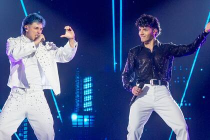 Durante la última trasmisión de La Voz Argentina, Nicolás cantó con Luck Ra