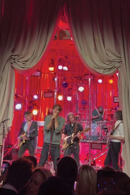Durante la velada, cantó en vivo la soprano sudafricana Pretty Yende, y Thomas Mars, el marido de Sofia Coppola, tocó con su banda Phoenix (foto).