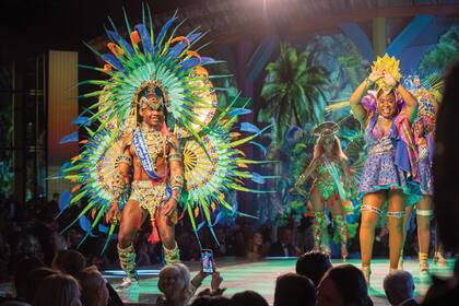 Durante la velada, más de sesenta artistas subieron al escenario para ponerle ritmo y color del Caribe a la noche.