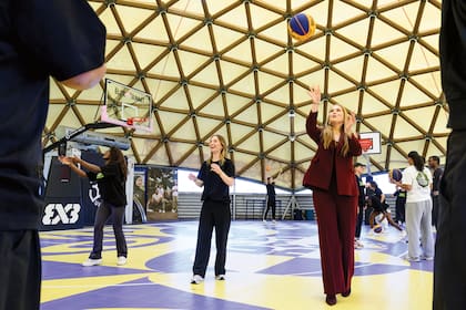 Durante la visita a la Fundación
3x3 Unites (ayuda a jóvenes en
situación de vulnerabilidad a través
del deporte) participó en una
demostración de básquet